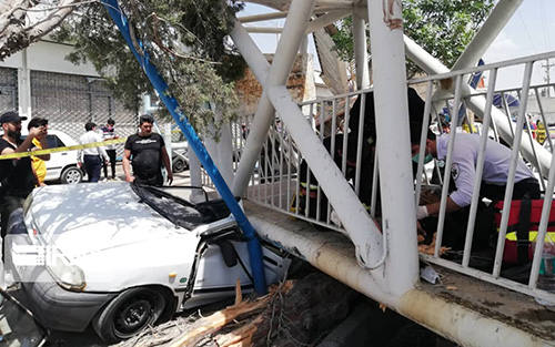 حادثه تلخ سقوط پل هوایی بر سر عابران/ عکس