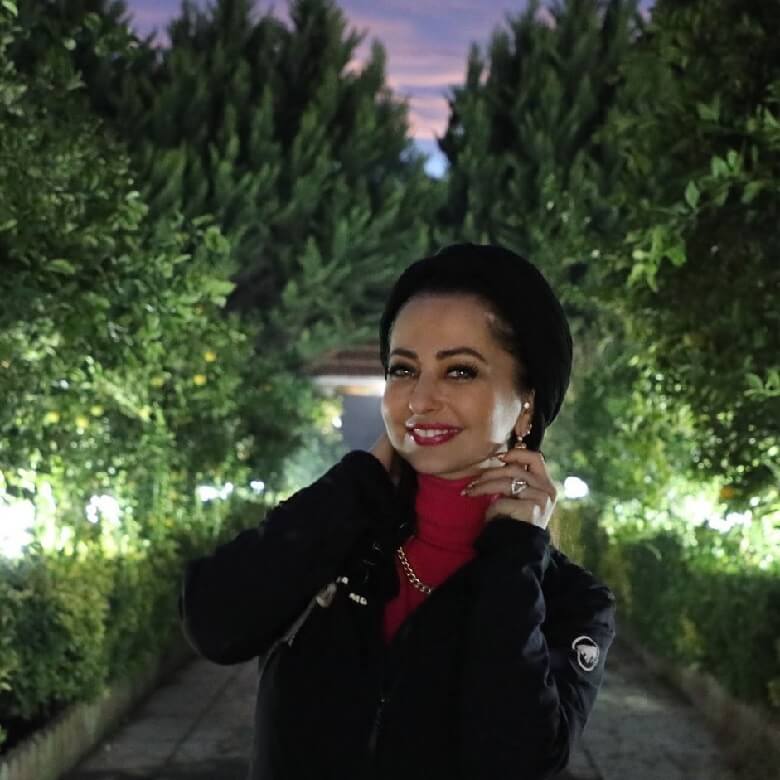 نفیسه روشن شاد و خندان در باغ شخصی عکس گرفت.