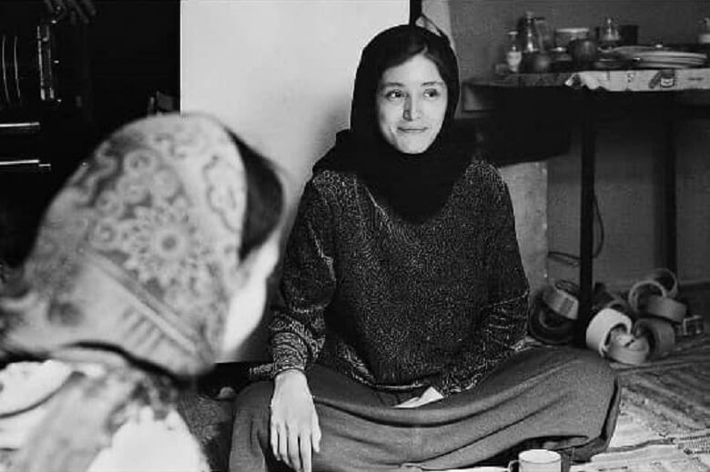 فرشته حسینی کف زمین با لباس خانگی دیده شد.