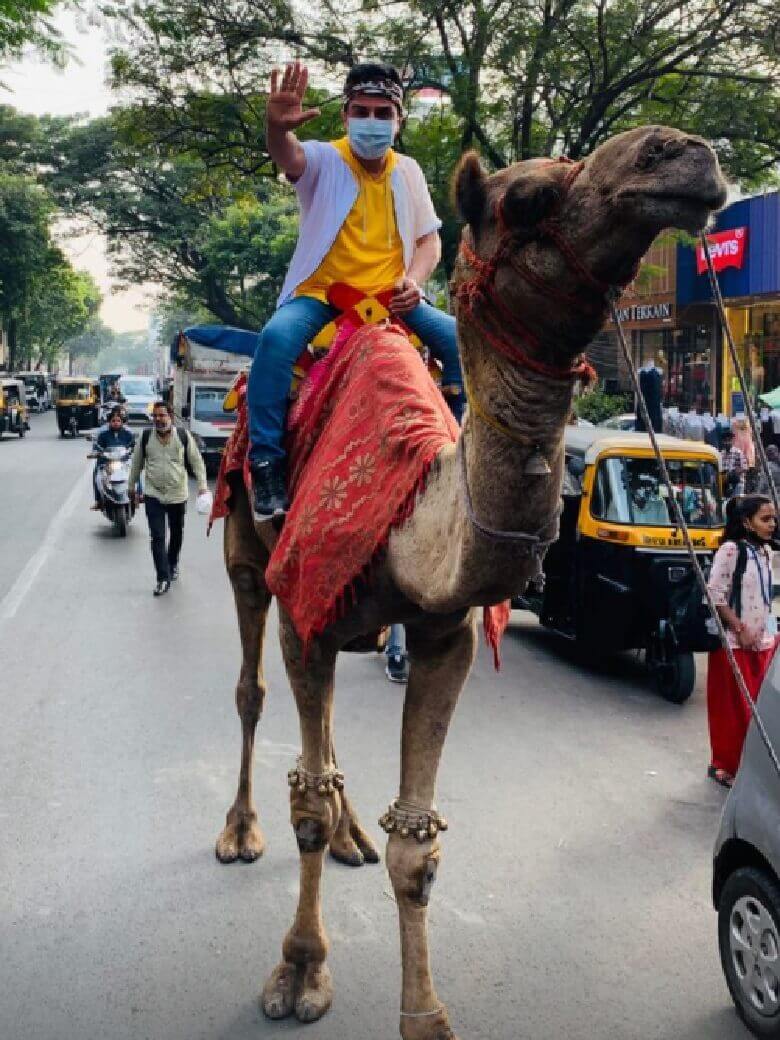 عمو پورنگ در هند شترسواری کرد.