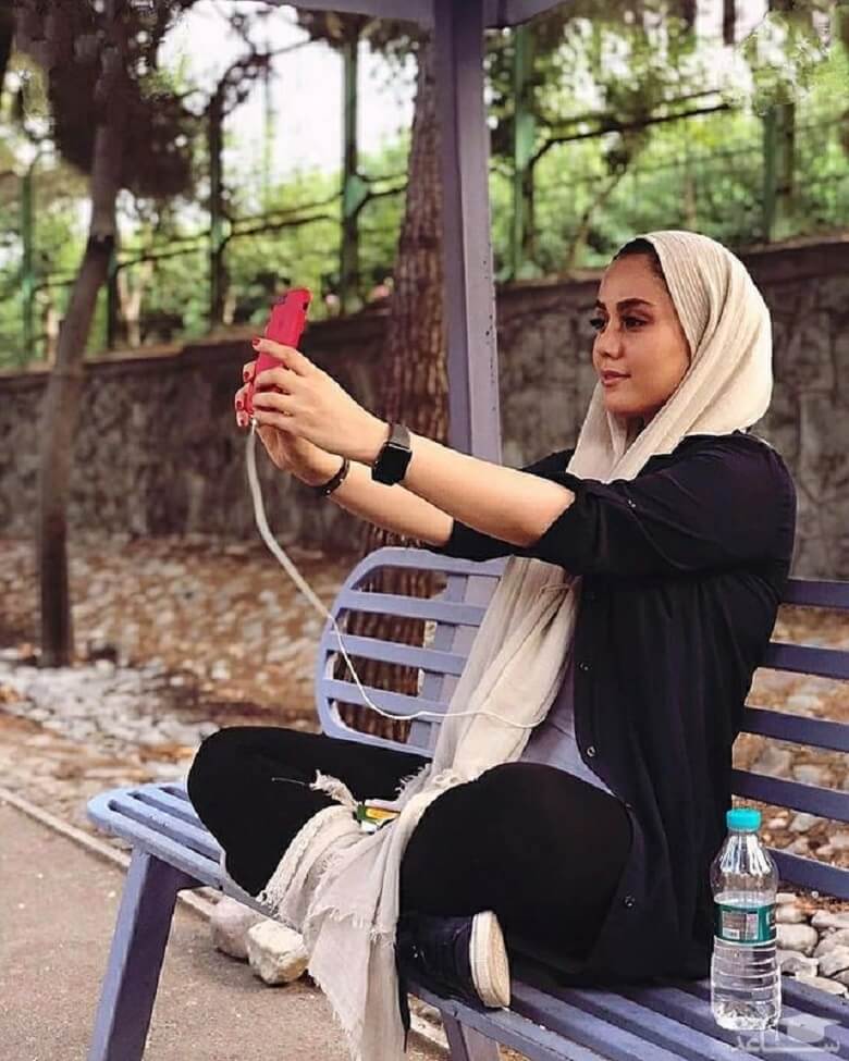 شادی مختاری با استایل معمولی و خودمانی دیده شد.