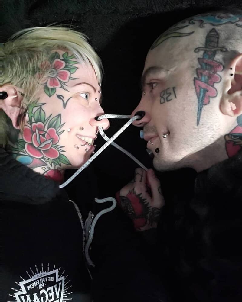 زوج عاشق بینی خود را بهم دوختند