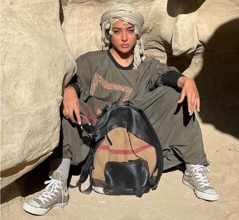 آناهیتا درگاهی هنگام کوهنوردی ژست عجیب گرفت.