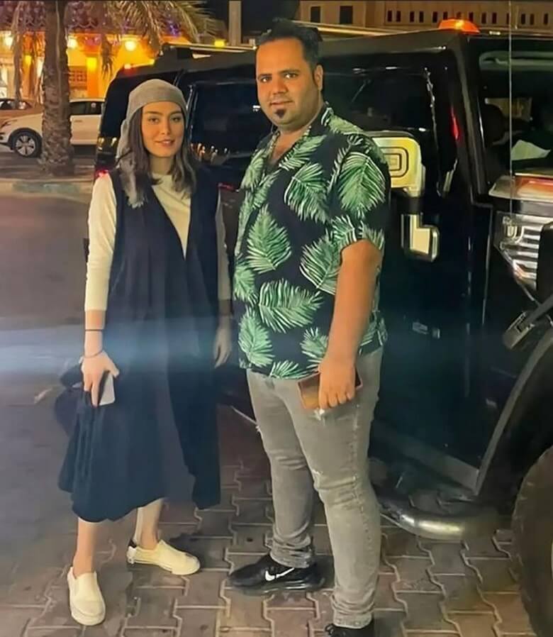 سحر قریشی در خارج از کشور لباس نیمه منشوری پوشید.