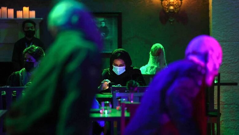 رستوران عربستانی که زامبی‌ها پیشخدمت هستند.