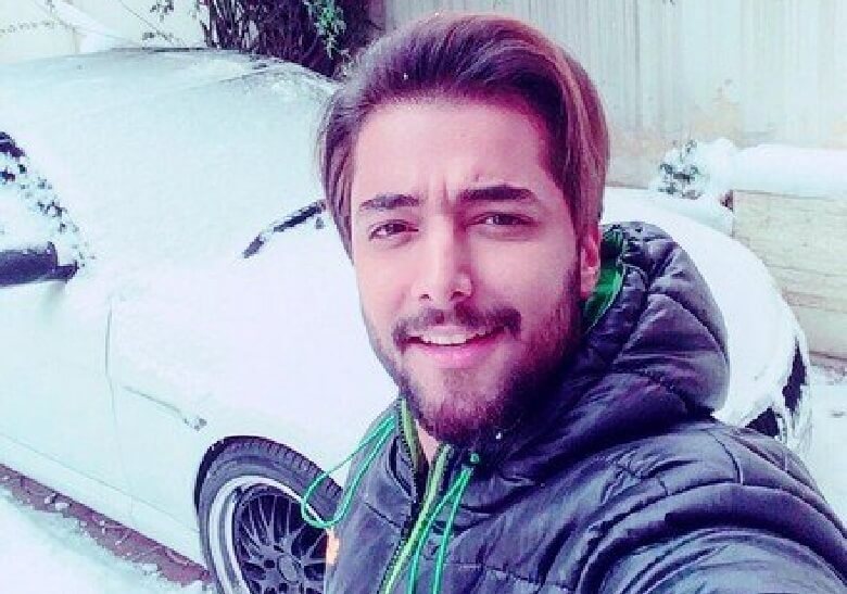 امیر مقاره و بی‌ام و گران قیمتش را به رخ کشیده است.