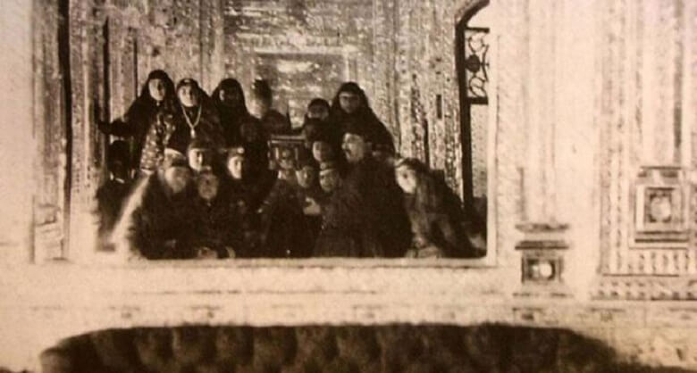 ناصرالدین‌شاه در طراحی سریال بازی مرکب دست داشته است.