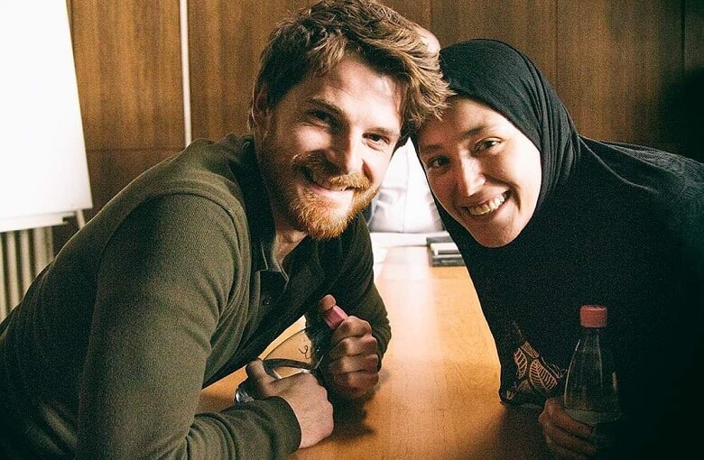 فرشته حسینی با مقنعه و حجاب کامل در کافه دیده شده است.