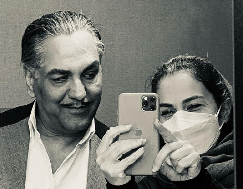 مهران مدیری به خانم کارگردان مشهور نگاه معناداری انداخته است.