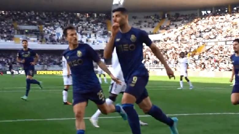 تماشاگران به مهدی طارمی بطری و صندلی پرتاب کرده بودند.