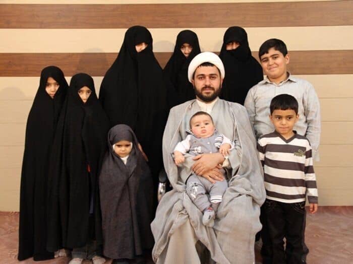 یک روحانی که هنوز چهل بهار از عمرش نگذشته دارای هشت دختر و پنج پسر است 