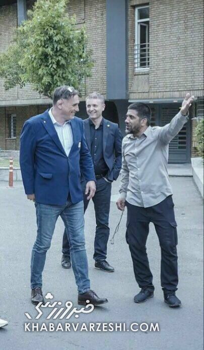 پوشش &ldquo;علیرضا دبیر&rdquo; در استقبال از خارجی ها آبرو برد! +عکس