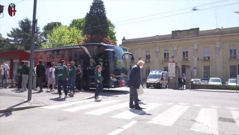 بازیکنان بولونیا به عیادت میهایلویچ رفتند.