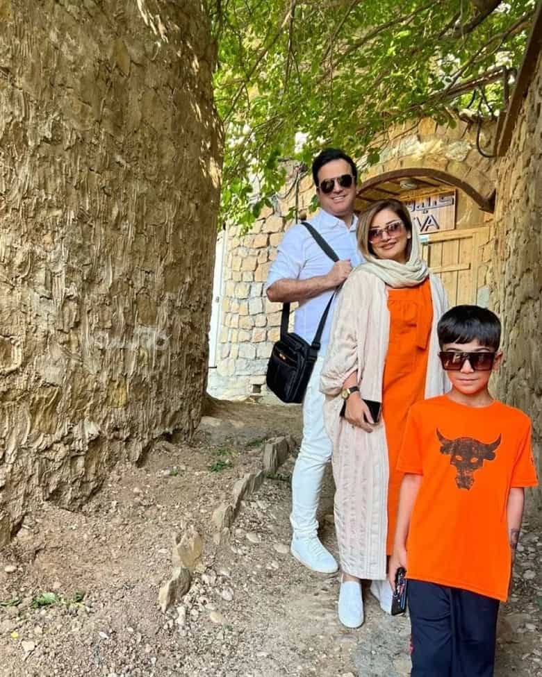 حامد آهنگی به همراه همسر و فرزندش گشت و گذار کردند.