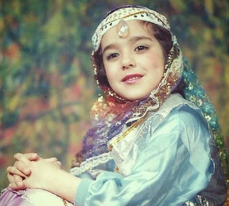 سوگل طهماسبی در کودکی و نوجوانی تیپ محجبه داشته بود.