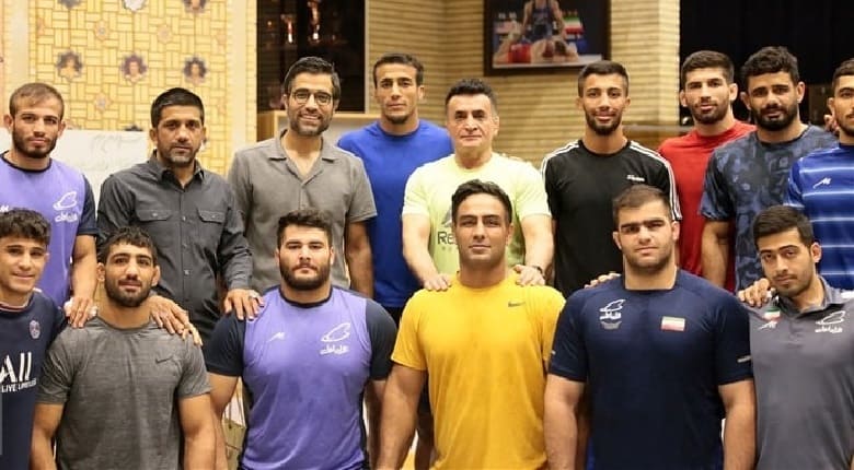 محمد کارت کارگردان یاغی در تمرین تیم ملی کشتی حاضر شده بود.