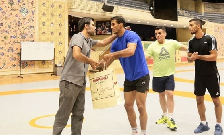 محمد کارت کارگردان یاغی در تمرین تیم ملی کشتی حاضر شده است.