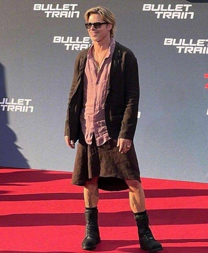 تصاویر دیده نشده از برد پیت با دامن بر روی فرش قرمز