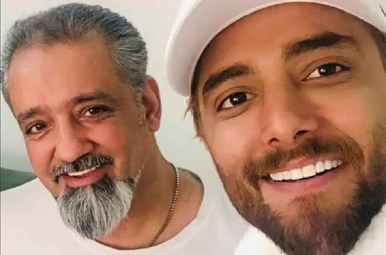 امیر مقاره در کنار پدر جوان و خوشتیپش عکس گرفته است.