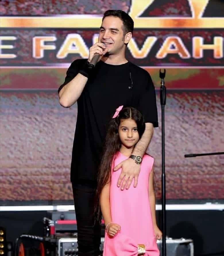 دختر محسن یگانه در کنسرت پدرش لباس پاپیونی پوشیده بود.