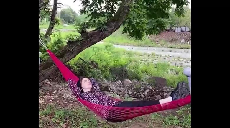 بهنوش طباطبایی کنار آب لم داده است.