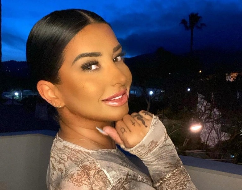 همسر یورگن لوکادیا مهاجم جدید پرسپولیس وارد ایران شد.