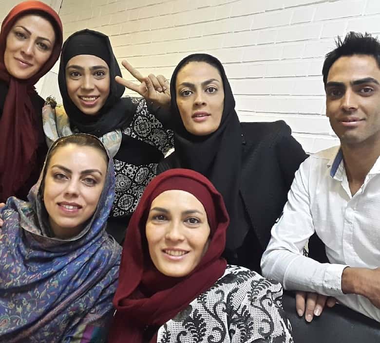 خواهران منصوریان با برادرشان شباهت عجیبی دارند.