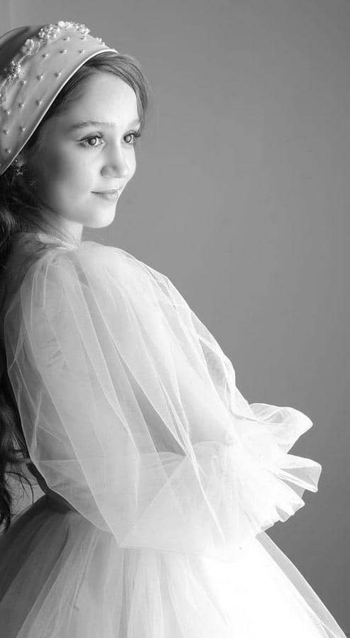 عسل قرایی، بازیگر خردسال با انتشار عکسی با لباس عروس جنجال به پا کرد عسل قرایی، بازیگر خردسال با انتشار عکسی با لباس عروس جنجال به پا کرد