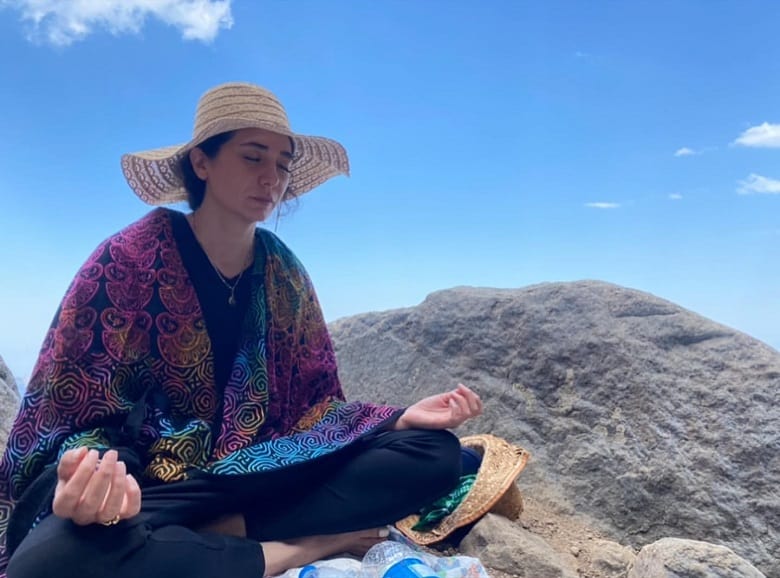 مینا وحید حاشیه ساز در دل کوه‌ها تمرین یوگا کرده است.