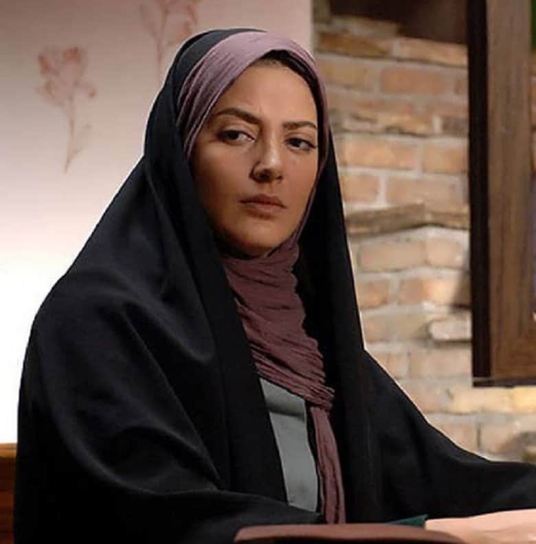 طناز طباطبایی چادر سر کرد.