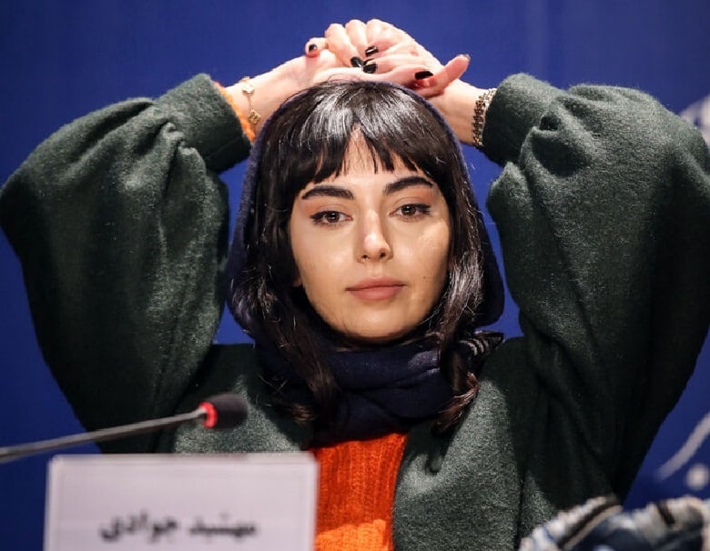 مهشید جوادی در کنفرانس خبری حوصله‌اش سر رفته است.