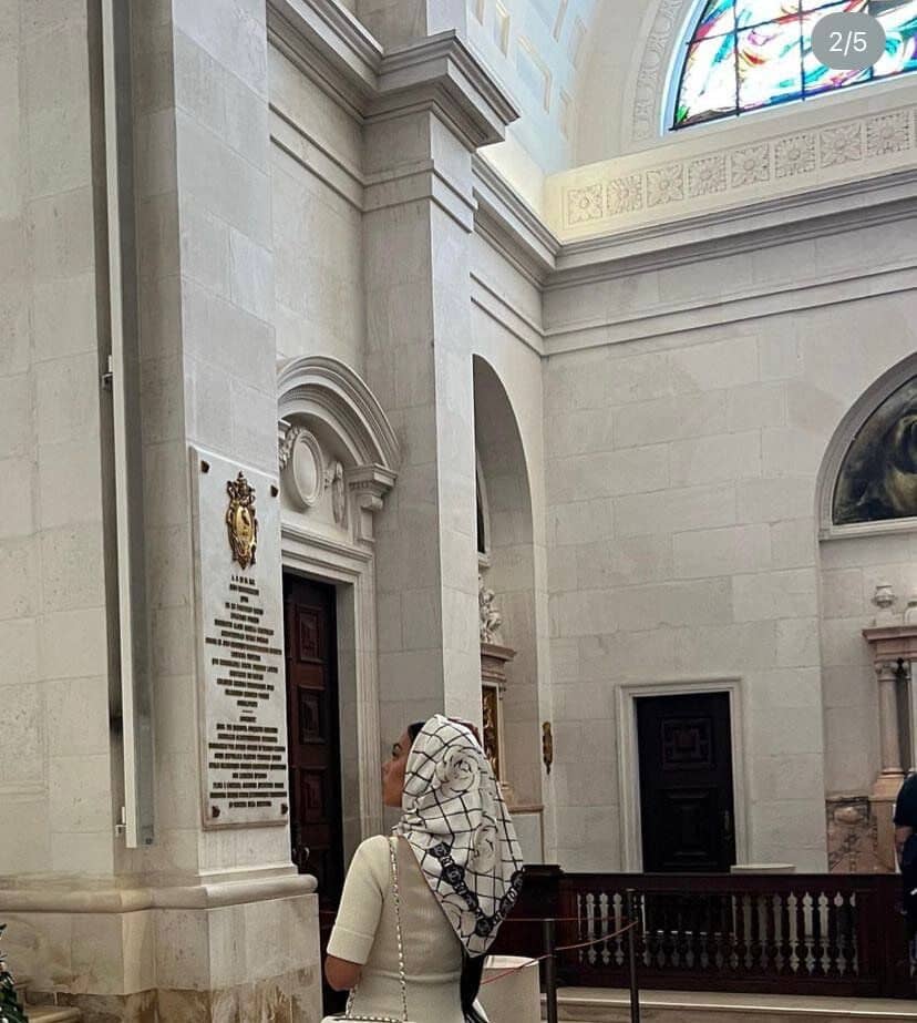 حجاب جالب جورجینا رودریگس در معبد فاتیما در پرتغال