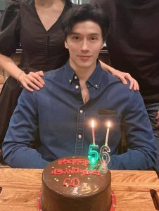 مرد خوش چهره 56 ساله دنیا را در شوک فرو برد! /عکس