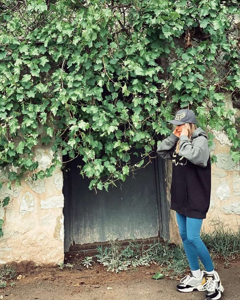 الناز حبیبی در سبزه و چمن فعالیت صبگاهی کرده است.