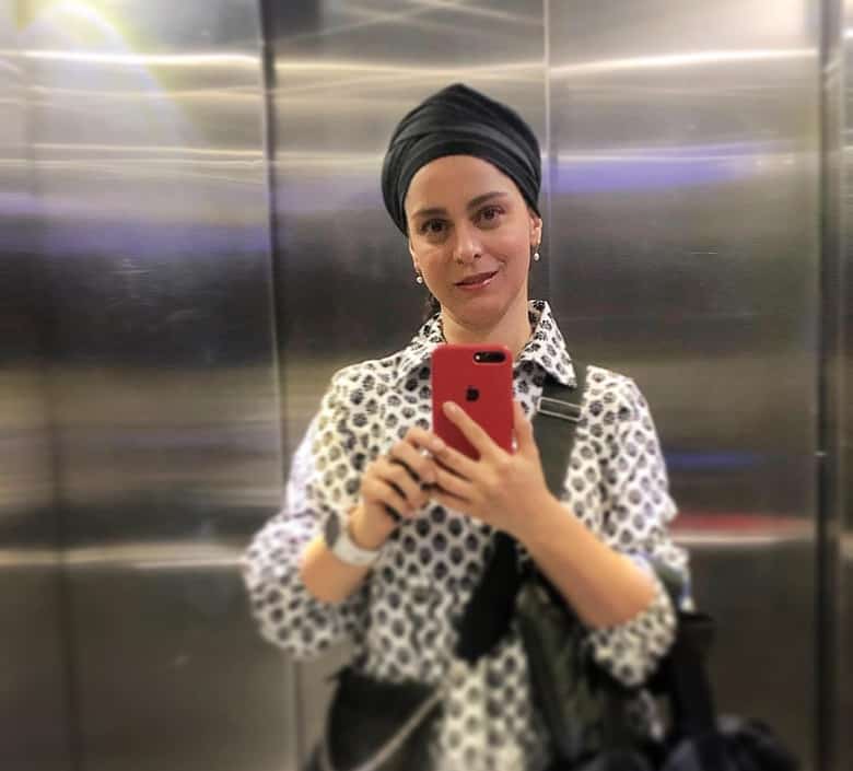 غزل شاکری آوازه خوان با تیپ راحتی دیده شده است.