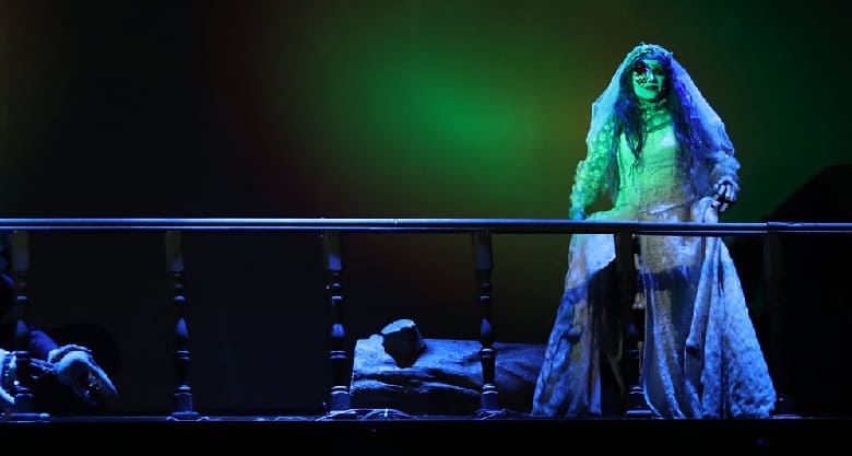 نازنین بیاتی لباس عروس عجیبی بر تن کرده است.