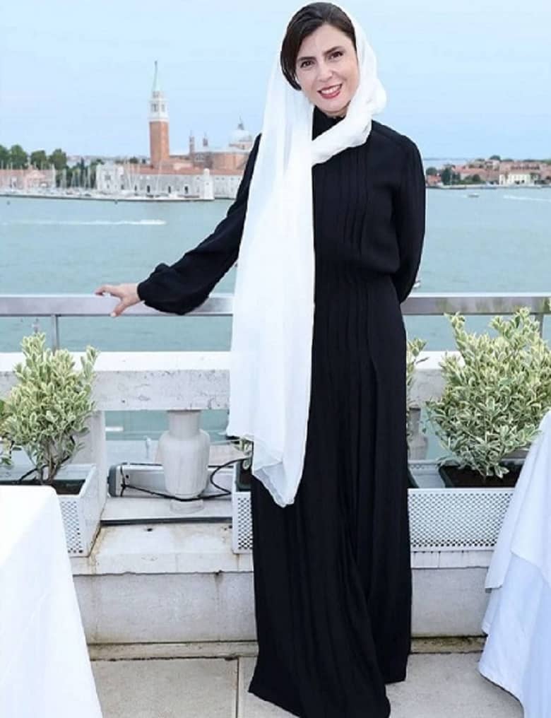 لیلا حاتمی روی فرش قرمز جشنواره ونیز عکس گرفته است.