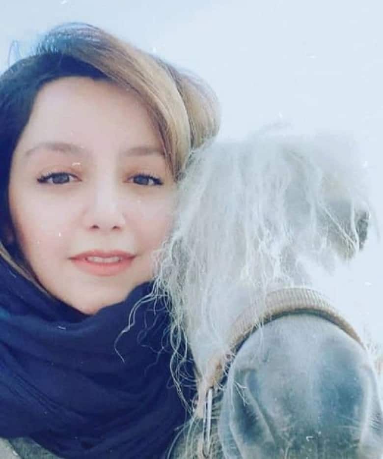 نازنین بیاتی در کنار یک پونی دوست داشتنی عکس گرفته است. نازنین بیاتی در کنار یک پونی دوست داشتنی عکس گرفته است.