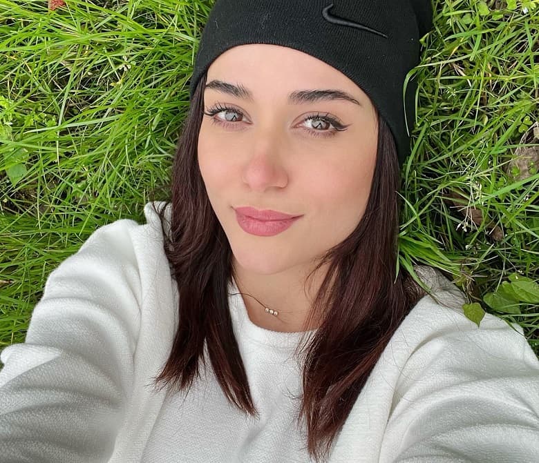 پریناز ایزدیار فقط با یک کلاه ژست گرفته است.