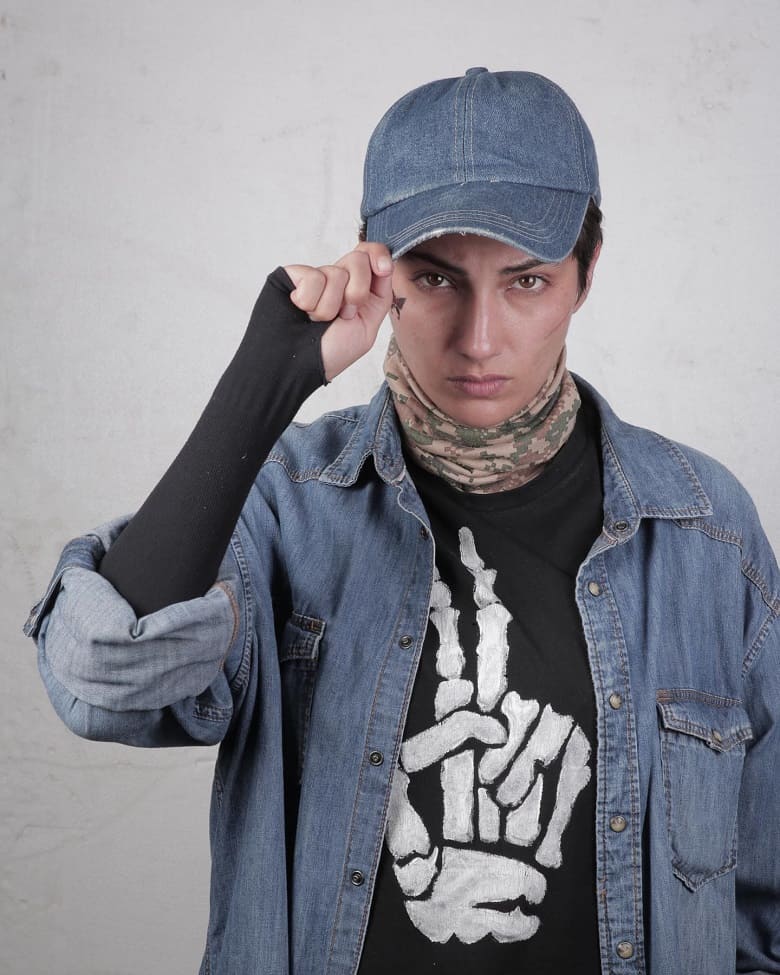 محیا دهقانی با آرایشی عجیب تیپ خلافی زده است.