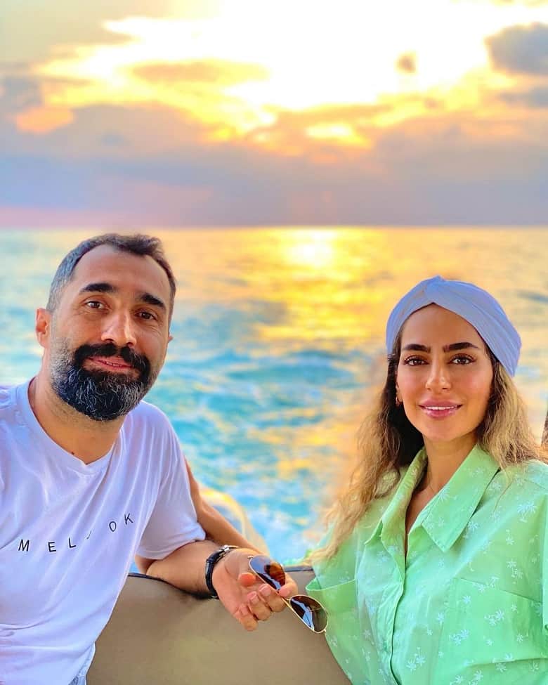 سمانه پاکدل و همسرش در نمایی عاشقانه دیده شدند. سمانه پاکدل و همسرش در نمایی عاشقانه دیده شدند.