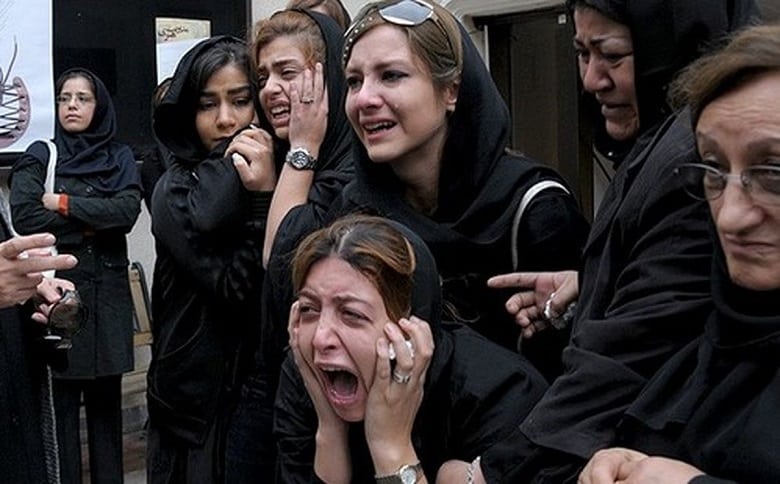 فریبا نادری در مراسم ختم همسرش گریه و زاری کرده است.