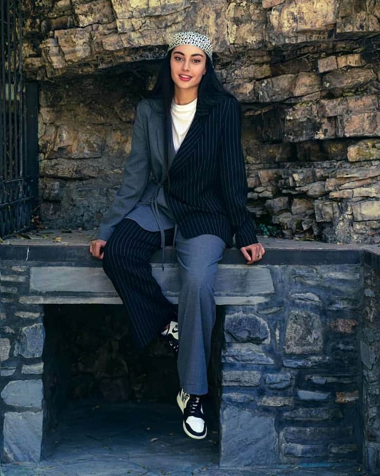 ترلان پروانه با کت و شلوار تیپ خاص دارد.