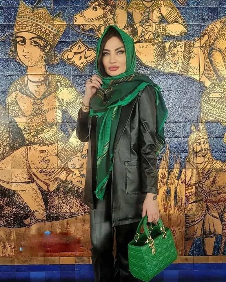 سهیلا گلزار با حجاب در تهران دیده شده است.