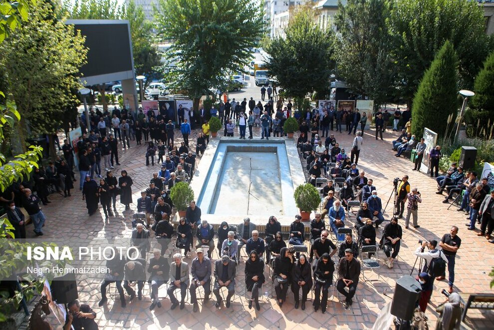 حضور بزرگان عرصه دوبله در مراسم تشییع پیکر "جلال مقامی" حضور بزرگان عرصه دوبله در مراسم تشییع پیکر "جلال مقامی"