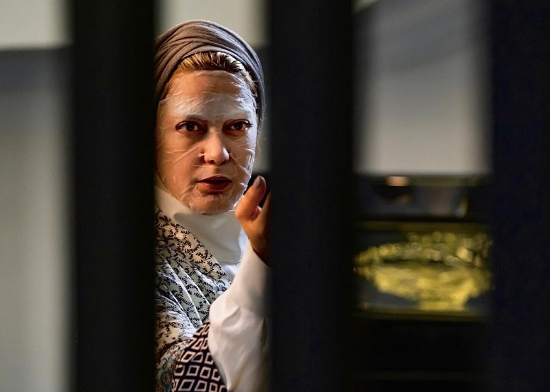 طناز طباطبایی ماسک عجیبی بر چهره داشته است.