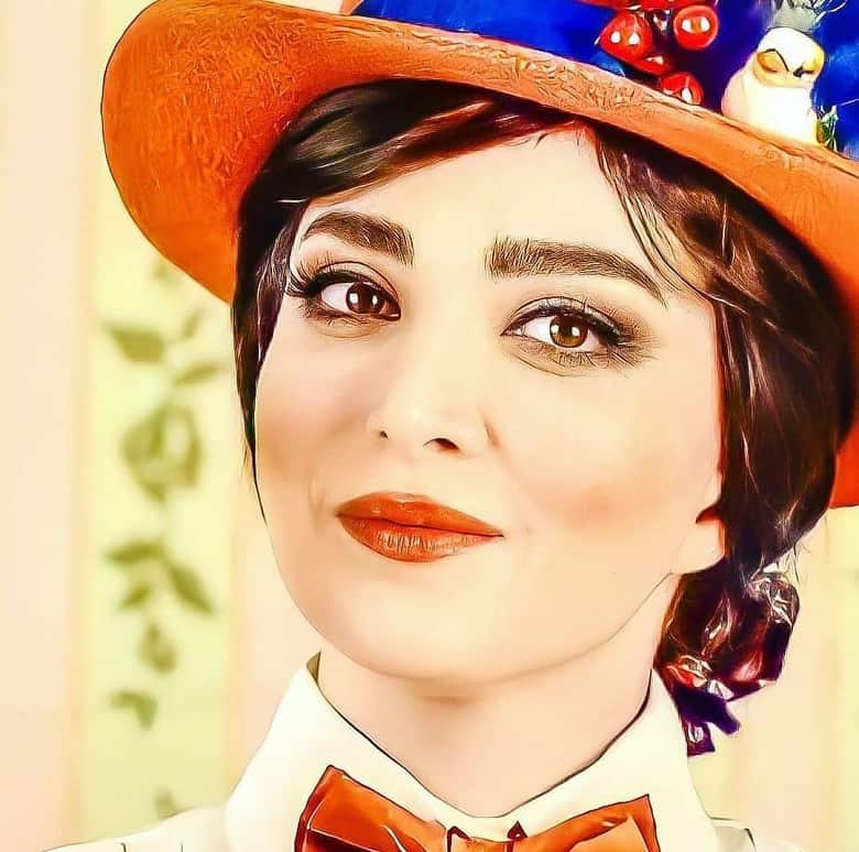 بهنوش طباطبایی با آرایش و لباسی عجیب و غریب دیده شده است. بهنوش طباطبایی با آرایش و لباسی عجیب و غریب دیده شده است.