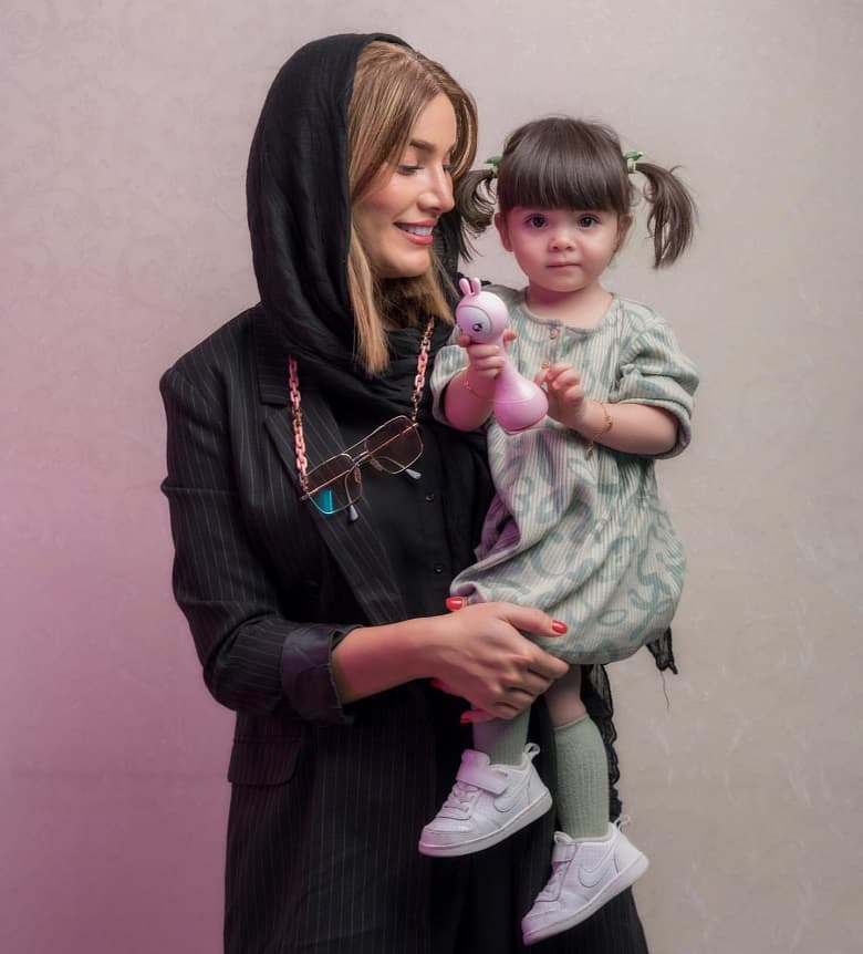 متین ستوده دختربچه بسیار زیبا و بانمک را در آغوش گرفته است.