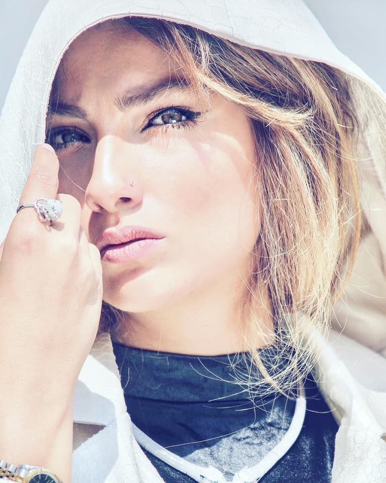 چشم‌های نجلا به جایش حرف می‌زنند.