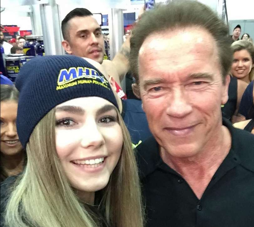 پیام پر کنایه «قوی‌ترین دختر جهان» به آرنولد